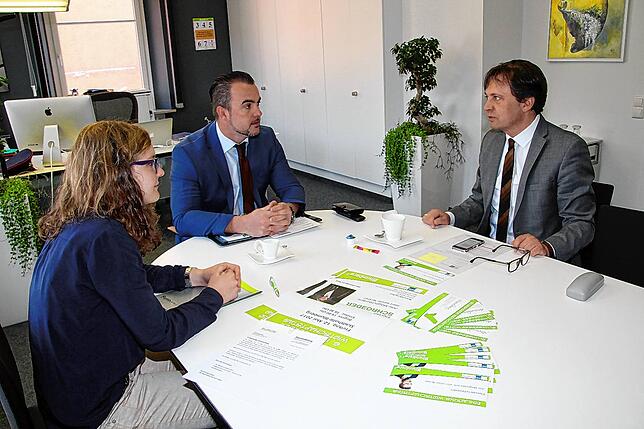 Lena Hettich von der Wirtschaftsförderung (von links), Bürgermeister Markus Keller und IHK-Hauptgeschäftsführer Thomas Albiez besprechen ...