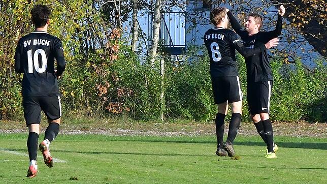 Erstes Saisontor: Manuel Berger (rechts) wird von Jonas Albiez fürs 1:0 des SV Buch gegen den FC Erzingen beglückwünscht. Kurz vor ...