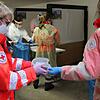 Hand in Hand: Ein ganzer Stab an ehrenamtlichen Helfern von DRK und andere Hilfsorganisationen ist nötig, um die Schnelltests anbieten ...