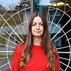 Alexandra Hermle-Frassmann, die neue Konrektorin an der Goldäckerschule Stockach, steht vor dem Schulgebäude.