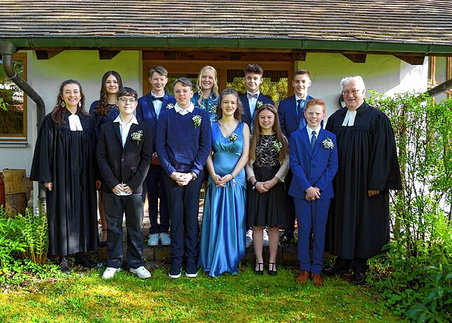 Am Sonntag, 14. April, wurden in Niedereschach in der St. Mauritius Kirche konfirmiert: Simone Höpfner, Daniel Kizmann, Dominik Kovacs, ...