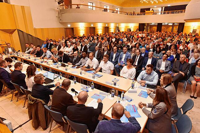 Viele Besucher kommen in die Hüfinger Festhalle. Vorne im Bild der Tisch mit den Stadträten. Die offizielle Amtseinführung von Patrick ...