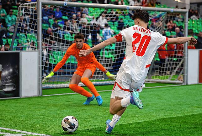 Bild 2: Fußball-Nachwuchsstars in Friedrichshafen! Unsere große Bildergalerie vom MTU-Cup!
