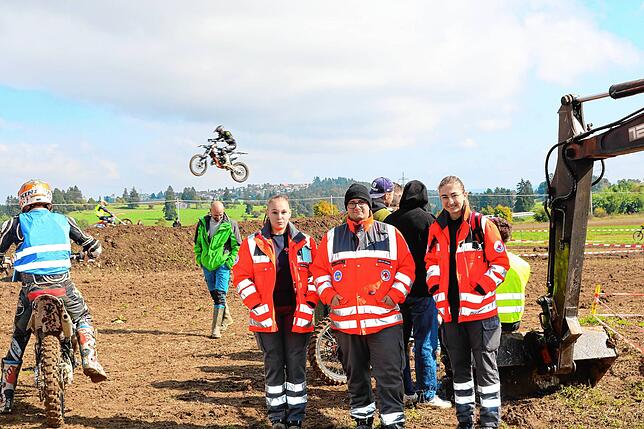 Bild 19: Geländemaschinen drehen auf: Motocross-Fahrer beweisen bei der Enduro-Challenge in Löffingen Geschicklichkeit und Mut