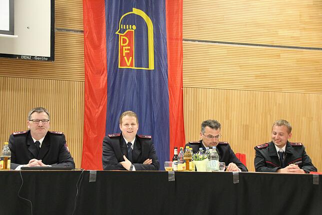 Die aktiven Kameraden der Feuerwehr Stühlingen haben ihren neuen Gesamtwehrkommandanten Gerhard Pfeifer (aus Grimmelshofen; von links) ...