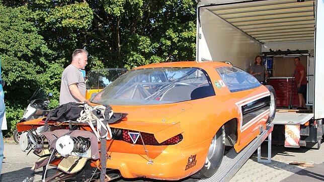Der Pontiac Firebird wird für das Rennwochenende &bdquo;NitrOlmypX&ldquo; mit dem Lastwagen nach Hockenheim transportiert. Fahrer- und ...
