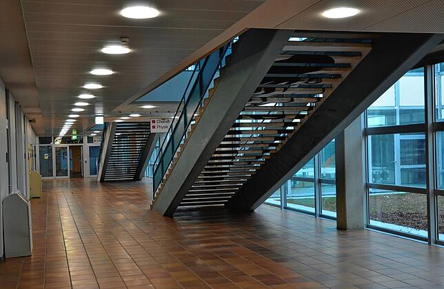 Leere Flure im Markdorfer Bildungszentrum: Mit dem Wechselunterricht wird es sich hier wieder beleben.