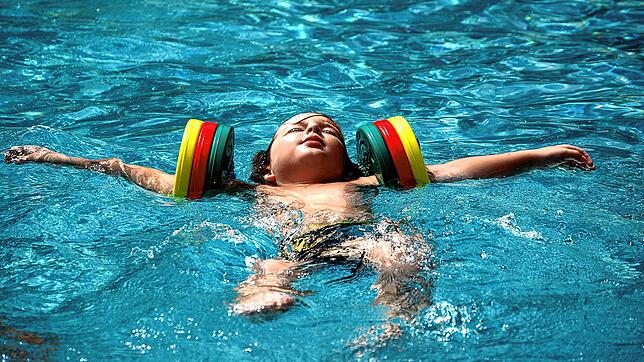 Einfach treiben lassen: Damit Kinder sicher im Wasser sind, sollte sie zuerst lernen dem Wasser zu vertrauen, dass es sie trägt.