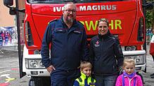 Asher (vorne links) ist schon bei der Feuerwehr, er und seine Schwester Talia (vorne rechts) vergnügten sich 2022 beim Blaulichttag mit ...