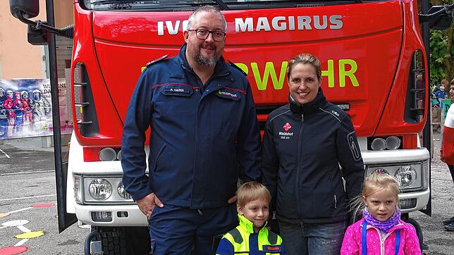 Asher (vorne links) ist schon bei der Feuerwehr, er und seine Schwester Talia (vorne rechts) vergnügten sich 2022 beim Blaulichttag mit ...