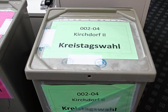 Die Wahlurne für die Kreistagswahl ist in Brigachtal am Morgen des Montags, 10. Juni, noch verschlossen. Das endgültige Ergebnis erfolgt ...