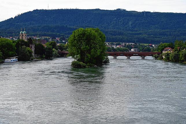 Gewaltige Wassermassen des Rheins können die Stadt Bad Säckingen im Falle eines Hochwassers gefährden.