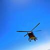 Ein Rettungshubschrauber setzt zur Landung an. (Symbolbild) In Jestetten musste ein Neunjähriger in eine Klinik gebracht werden. Er war ...
