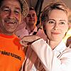 Die Ministerin zeigt es an, auch sie wählt „Fleichkäs“. Von links Reinhold Müller und Verteidigungsministerin Ursula von der Leyen bei ...