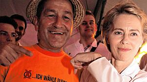 Die Ministerin zeigt es an, auch sie wählt „Fleichkäs“. Von links Reinhold Müller und Verteidigungsministerin Ursula von der Leyen bei ...