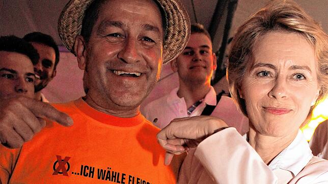 Die Ministerin zeigt es an, auch sie wählt „Fleichkäs“. Von links Reinhold Müller und Verteidigungsministerin Ursula von der Leyen bei ...