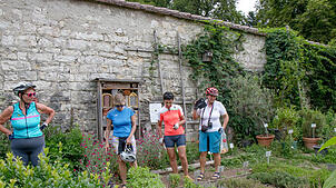 Für Besucher aus Nah und Fern, wie hier eine italienische Radlergruppe, ist der Kräutergarten ein gern angesteuertes Zwischenziel. ...