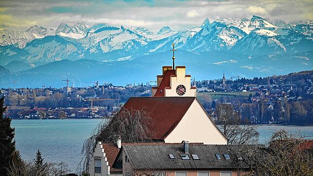 Im Hintergrund die Alpen, in der Horner Kirche ein alpines Klima: Wegen Corona soll weniger geheizt werden.