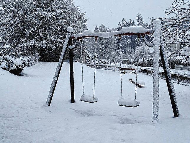 Der Spielplatz liegt unter einer dicken Schneeschicht.