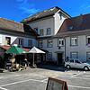 In der Ecke rechts neben dem Obst-, Gemüse- und Blumengeschäft ist die Kutmühle jetzt in der Oberen Mühle Allensbach ansässig.