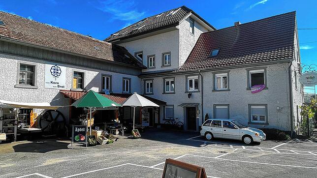 In der Ecke rechts neben dem Obst-, Gemüse- und Blumengeschäft ist die Kutmühle jetzt in der Oberen Mühle Allensbach ansässig.