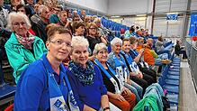 Silvia Meschenmoser (links) von den Bluebears im Kreis vieler Fans ist am Montag gespannt auf die Spielübertragung in der Space-Tech-Arena