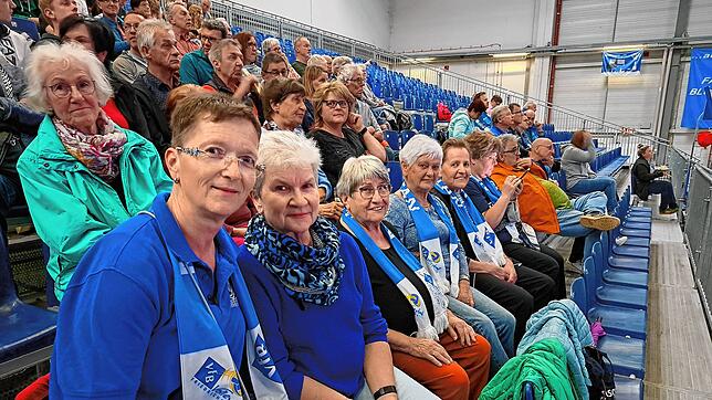 Silvia Meschenmoser (links) von den Bluebears im Kreis vieler Fans ist am Montag gespannt auf die Spielübertragung in der Space-Tech-Arena
