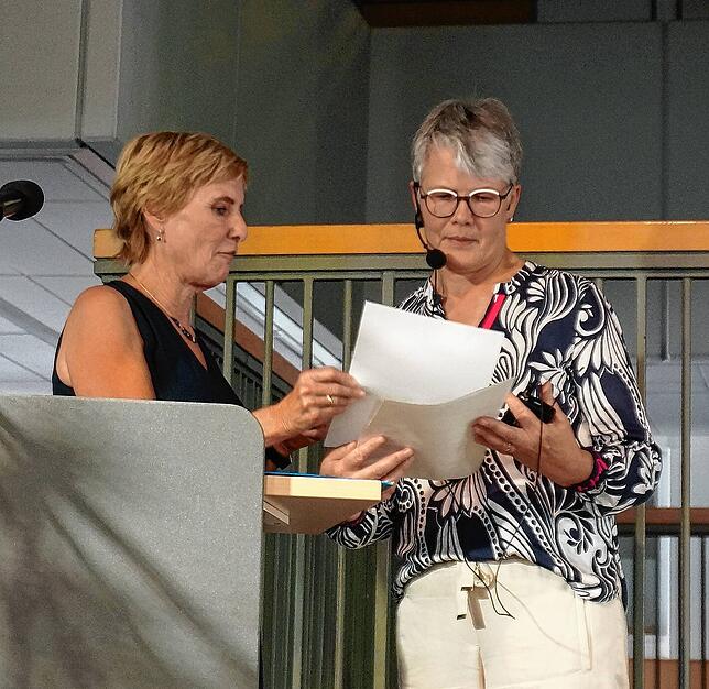 Ende Juli 2024 im Klettgau Gymnasium: Christiane Sturm vom Regierungspräsidium Freiburg (links) überreicht Regina Goeres die ...