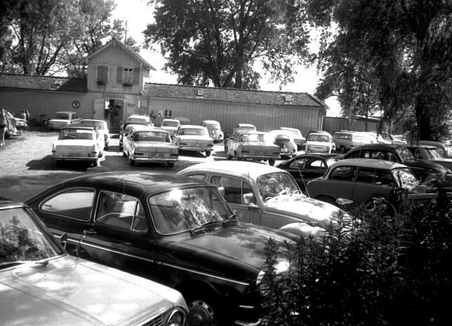 Parkplatznot vor dem Strandbad – die gab sogar 1960 schon, als das Bad noch deutlich kleiner war als heute. Bild: Heimatverein
