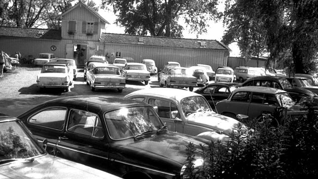 Parkplatznot vor dem Strandbad – die gab sogar 1960 schon, als das Bad noch deutlich kleiner war als heute. Bild: Heimatverein