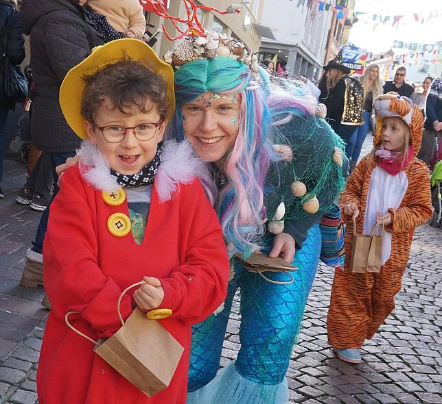 Märchenhafte Gestalten: Der Kindergarten Kinderland trägt beim Umzug Kostüme aus dem „Märchenland“. Bild. Ursula Freudig