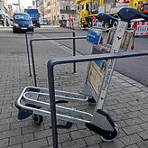 Rätselhaft: Ein Trolley vom Flughafen Stuttgart steht in Petershausen. Bild: Finke