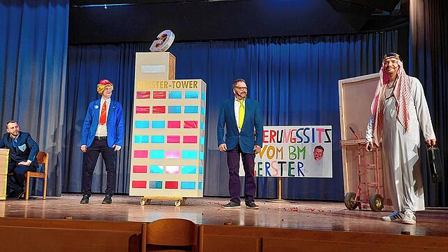 Köstlich: Nicolai Obert als Donald Trump, Josef Weißhaupt als Ralph Gerster und Christian Seminara als Scheich mit dem Geldkoffer (von ...