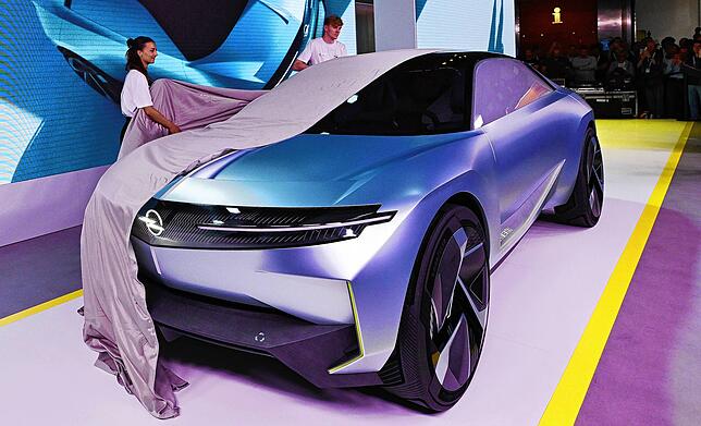 Auch Opel präsentiert seine Neuheiten. Hier wird das elektrische Konzeptauto Experimental enthüllt.