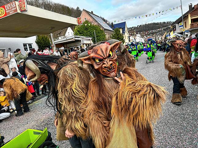 Bild 15: Narren feiern ausgelassen &ndash; Bilder vom Umzug (Teil 2)