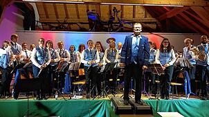 Großer Applaus nach dem Schlussakkord: Der Musikverein Dettighofen mit Dirigent Bernhard Zimmermann beim Auftritt auf dem Hofgut ...