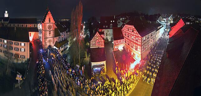 Durch die Bengalischen Feuer herrscht beim Hänselejuck eine ganz besondere Stimmung in der Überlinger Altstadt.