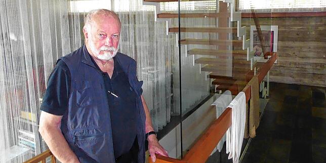 Christoph Biehler in seinem Haus, das ebenfalls unter Denkmalschutz steht. Dessen Architektur ragt aus der Umgebung heraus.