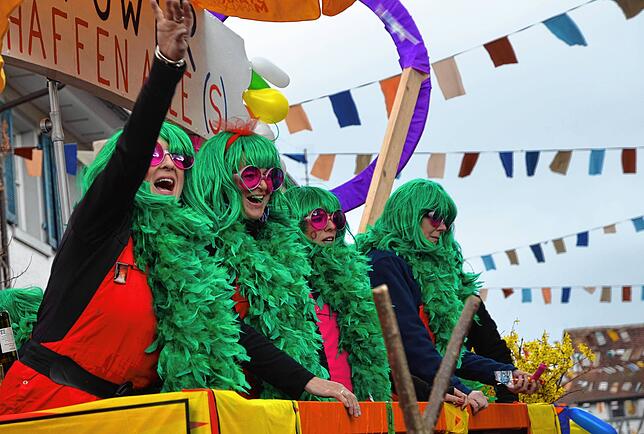 Prachtvoll grüne Perücken tragen die &bdquo;Frauen Power&ldquo;-Power-Frauen aus der Stadtverwaltung auf dem Kopf.