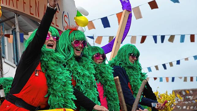 Prachtvoll grüne Perücken tragen die &bdquo;Frauen Power&ldquo;-Power-Frauen aus der Stadtverwaltung auf dem Kopf.