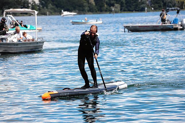 Bild 33: Auf zum SUP-Rennen! Bei der Bodenseewoche 2024 messen sich die Paddler im Wettstreit