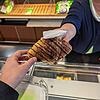 In der Bäckerei Ainser wird ein Schokocroissant überreicht. Wo können die Stockacher während der Feiertage Brezeln, Croissants und Co. ...