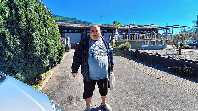 Mäx Kessler steht vor Enis Sportreff in der Tennishalle in der Kindlebildstraße. Er ist stolz darauf, wieder einige Meter ohne Rollator ...
