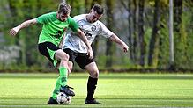 Schnelles Tor: Jonas Nägele (links, gegen den Bad Säckinger Michael Robert in der vergangenen Saison) brachte den SV Unteralpfen beim ...
