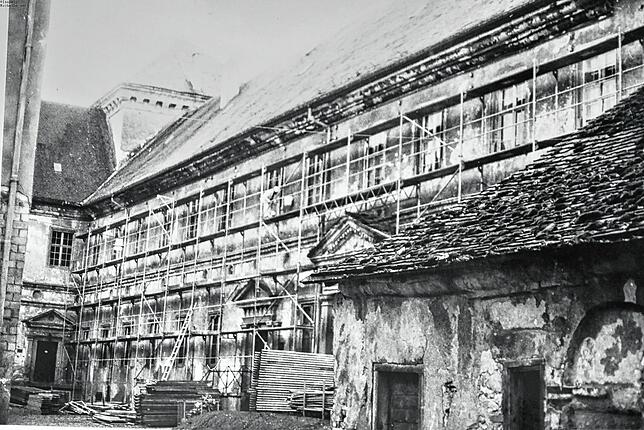 Im Jahr 1993 konnten endlich die Gerüste zur Sanierung der Außenfassade aufgestellt werden. In welchem maroden Zustand sich das Gebäude ...