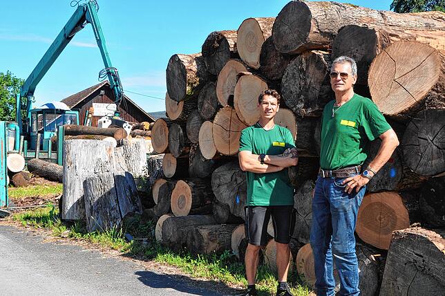 Sägewerk und Holzhandel mit Tradition: Matthias (links) und Leopold Schellinger führen als sechste Generation gemeinsam den Familienbetrieb.