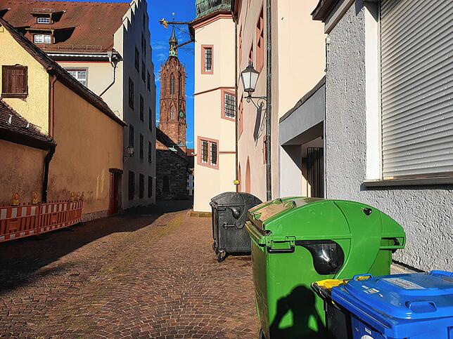Diese Eimerparade beeinträchtigt in der Rathausgasse das Stadtbild – im Hintergrund das Münster.