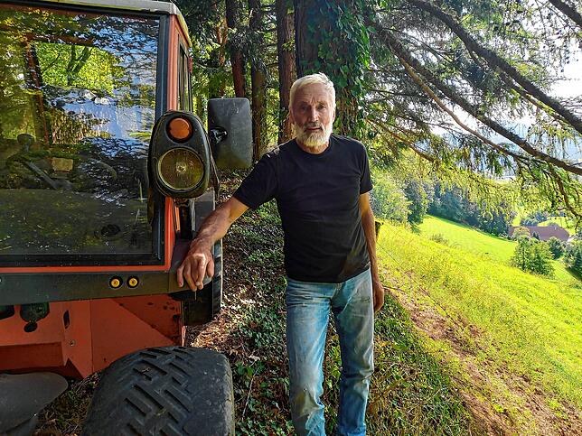 Oft nur mit Spezialfahrzeug zu erreichen: Bauer Schmieder auf einer seiner Almwiesen im Schwarzwald.