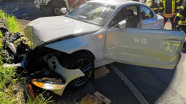Eine junge Frau ist am Sonntagmorgen in der Schloßstraße in Mühlhausen in eine Felswand gekracht.