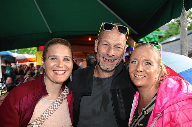 Bild 21: Ein Prosit der Gemütlichkeit! Fotos vom zweiten Abend beim Reichenauer Weinfest 2025